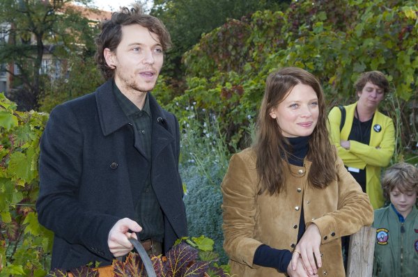 "On m’écrasait comme une petite mouche", Raphaël : sa célèbre compagne, Mélanie Thierry, raconte la difficulté de marcher à ses côtés - VSD