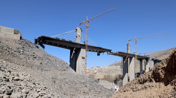 Live Updates: 1 pilot rescued after F-15E downed over Iran, search ongoing for 2nd crew member