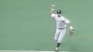 Ozzie Guillen makes a brilliant barehanded play