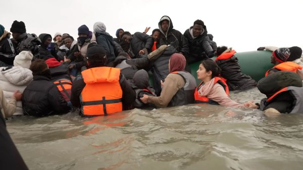Migrants rush to board overloaded dinghy in France