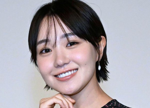 「いつもと違った表情」母校教室にたたずむ奈緒に反響「ここから役者人生が始まった」「どの位置の席」：「おっ！」でつながる地元密着のスポーツ応援メディア 西スポWEB OTTO!