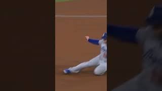 Max Muncy with the CRAZY fake out slide at 2nd base!!