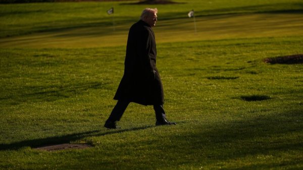 CNN Poll: Trump’s approval rating on the economy hits a new low | CNN Politics