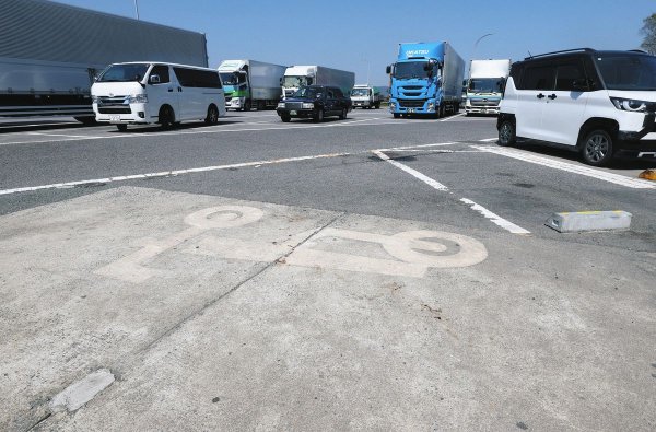 「助けてくれ！」未明の新城パーキングエリアに何度も響いた叫び声　現場で何が…：中日新聞Web