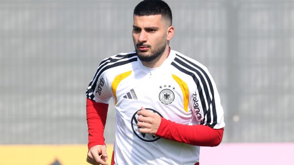 「99％の選手はあそこでゴールを決められない」：ニルス・ペーターセンがユリアン・ナーゲルスマンを批判し、デニズ・ウンダフを称賛 | Goal.com 日本