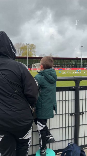 ファンのもとへ歩み寄るフェイエノールトの選手たち  - スポーツナビ「フェイエノールト・ロッテルダム」