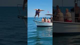 Elle voulait se rafraîchir... elle a fini par refroidir tout le bateau 🚤 😂