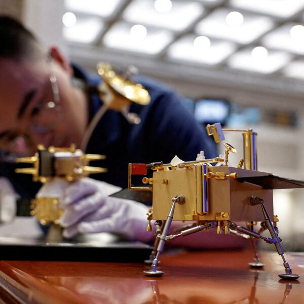 中美开启新一轮太空竞赛：谁能抢占登月先机？