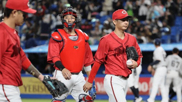 うつむく佐々木泰、サヨナラ打たれた森浦大輔「全然駄目だった」 4月2日ヤクルト戦 | 広島東洋カープ | 中国新聞デジタル