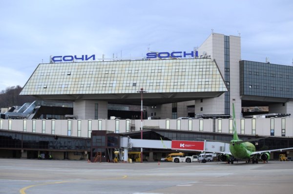 В аэропорту Сочи ввели ограничения на прием и выпуск самолетов из-за угрозы БПЛА