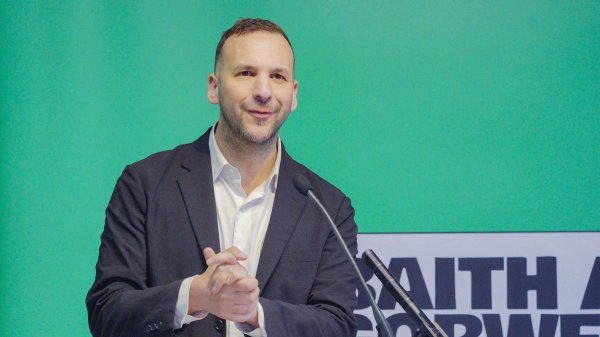 Green Party plans 55mph motorway speed limit as Tories slam 'war on drivers' | LBC