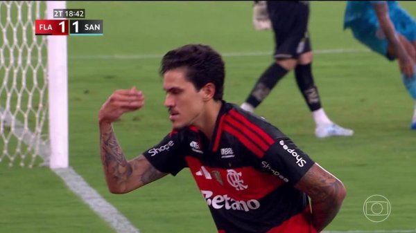 Aos 18 min do 2º tempo - gol de cabeça de Pedro do Flamengo contra o Santos
