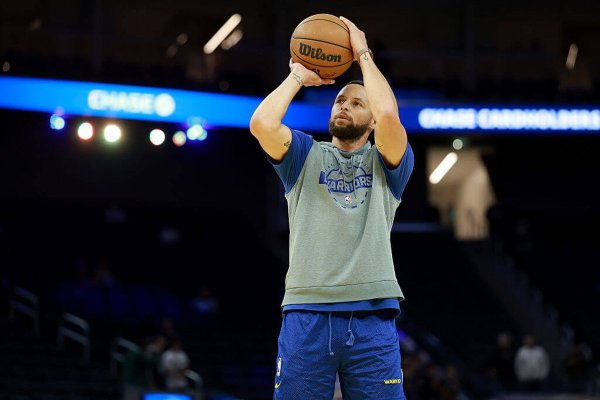 Steph Curry returns to Warriors as a reserve, on minutes restriction