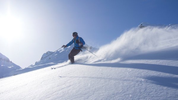 "La montagne a cédé" : un skieur meurt sur les pistes, emporté par une avalanche à plus de 2000 m d’altitude