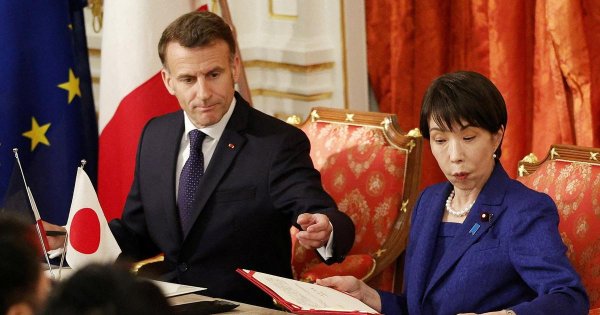 « Le suivre, c’est l’attendre » : quand Emmanuel Macron agace par ses retards au Japon, sanctuaire de la ponctualité