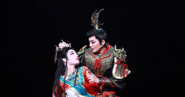 鳳月杏が呂布役　宝塚月組公演「RYOFU」「水晶宮殿」開幕 | 毎日新聞