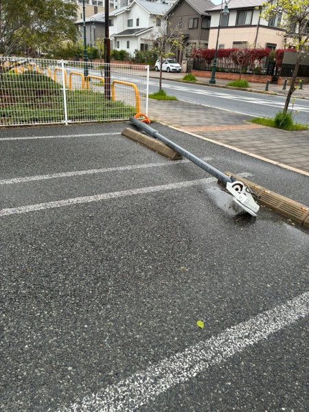 北九州市の商業施設で外灯倒壊　高さ4.5メートル重さ50キロ、門司区の駐車場