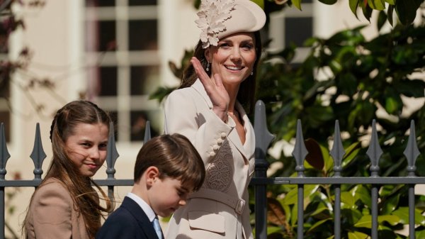 英国王室｜凯特患癌后首现复活节礼拜　一家五口同框挥手致意