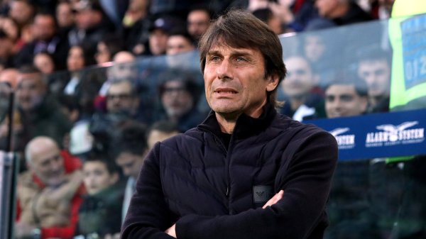 予期せぬ体調不良により、ナポリのスター選手がミラン戦を欠場 | Goal.com 日本