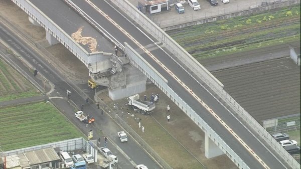 【速報】ダンプカーが高速道路の壁突き破り…約20m下に転落　運転していた男性が一時閉じ込められるも救助　大阪・羽曳野市の南阪奈道路 | TBS NEWS DIG