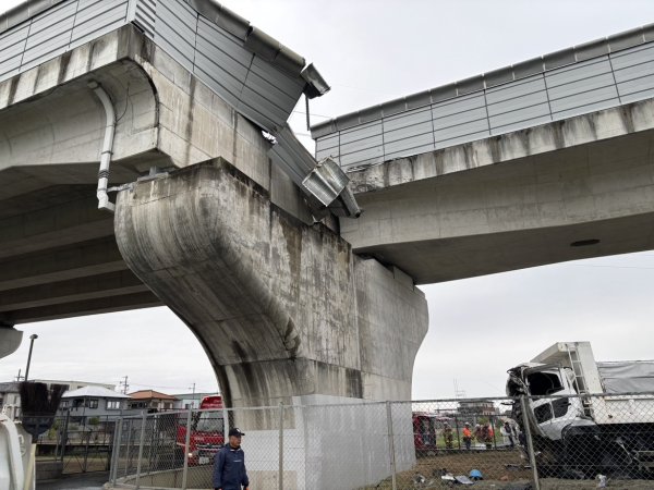 【速報】南阪奈道路からトラックが壁を突き破って転落か　運転手の男性が一時閉じ込められる　太子IC~羽曳野ICの上下線で通行止め