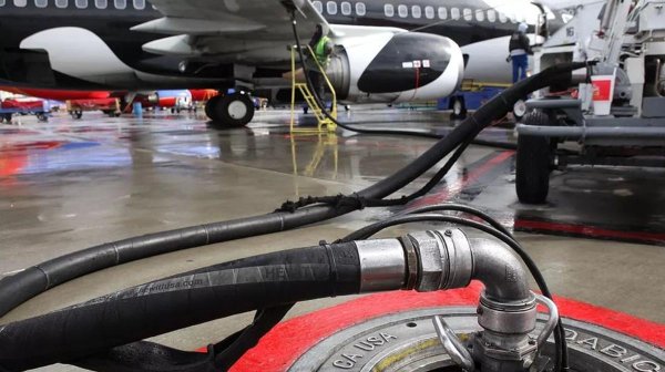 Avion : la pénurie de kérosène menace déjà les aéroports européens, va-t-elle impacter les vols de l’été ?