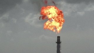 Le cours du pétrole chute violemment