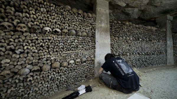 "Lieu unique au monde", les catacombes de Paris et leur ossuaire rouvrent le 8 avril avec une nouvelle sc&eacute;nographie