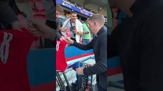 Steven Gerrard and Steve McManaman making time for some Liverpool fans in Paris ✍️