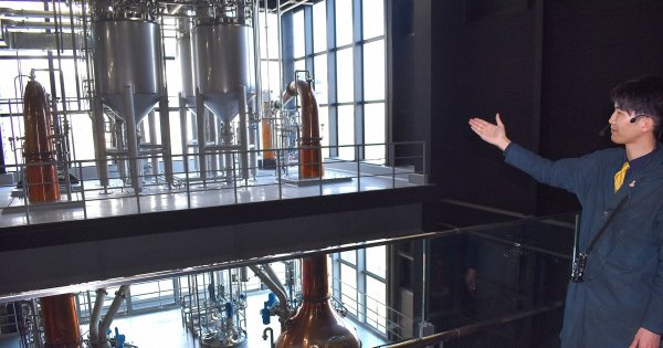 サントリー、ジンの新工房公開　町田啓太さん「五感で楽しんで」  ［写真特集1/4］ | 毎日新聞