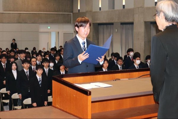 「世界広げ実りある4年間に」柏崎市の新潟工科大学、新潟産業大学が入学式 | 新潟日報