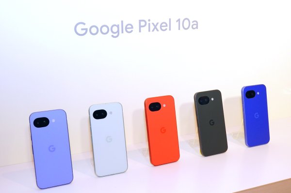 [石野純也の「スマホとお金」] グーグル新スマホ「Pixel 10a」、各キャリアを比較――“真の実質24円”はワイモバイル