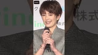 吉瀬美智子、超ミニスカでほっそり美脚披露！　赤パンプスでアクセント「第18回 クラリーノ美脚大賞2022」【MAiDiGi TV】