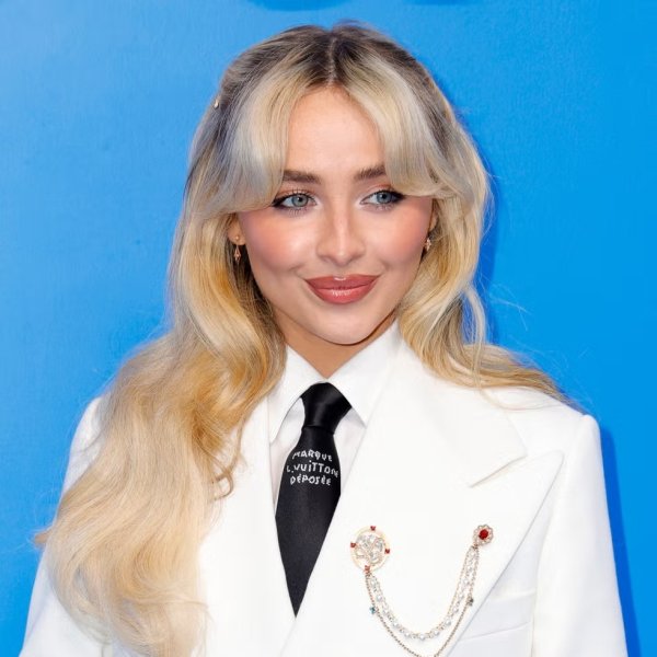 サブリナ・カーペンター、ブロンド卒業⁉ 前髪×漆黒ヘアの“別人級”ショットにファン騒然（ELLEgirl） - Yahoo!ニュース