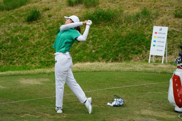 渋野日向子が約2時間の居残り猛練習！ 初日57位の悔しさをバネに「結果で返す」巻き返しへ【国内女子ツアー】（みんなのゴルフダイジェスト） - Yahoo!ニュース