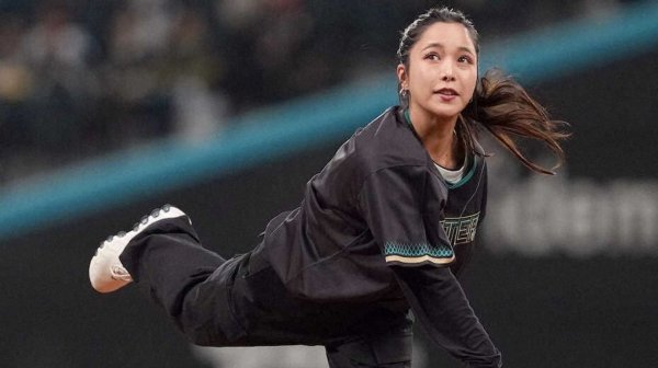 高梨沙羅始球式でワンバン 悔しい - Yahoo!ニュース