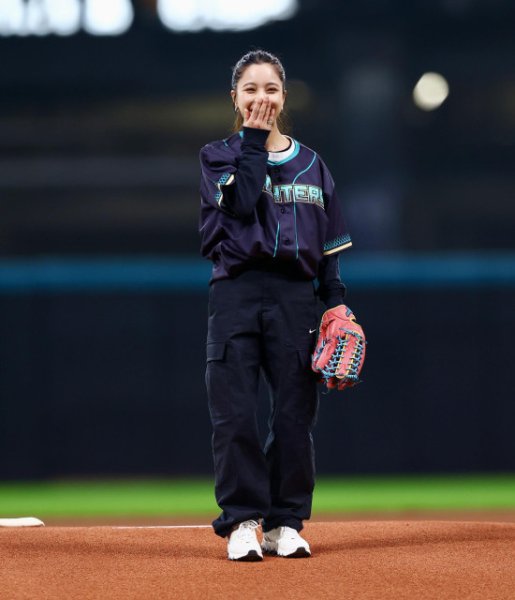 高梨沙羅がファーストピッチ　ワンバン投球に「すごく悔しい」（デイリースポーツ）｜ｄメニューニュース