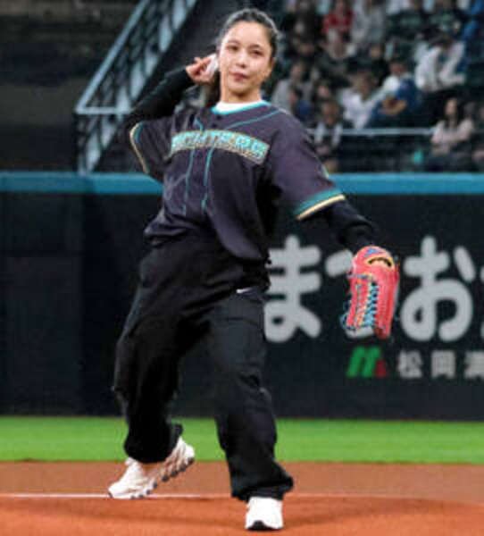 【日本ハム】スキージャンプの高梨沙羅がファーストピッチに登場「届かせることができなくて悔しい」|au Webポータル