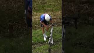 Mathieu van der Poel punctures on the Arenberg 😱 Jasper Philipsen gives him his bike!