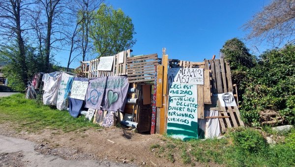 Haute-Savoie : une ZAD contre le projet de l'autoroute A412  à Mésinges dans le chablais - ICI