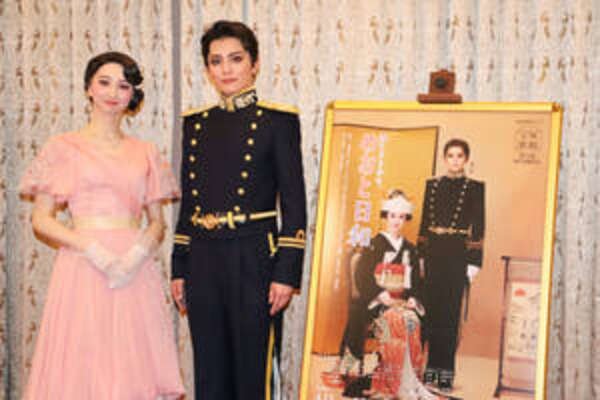 宝塚雪組梅田芸術劇場公演開幕　トップスター朝美絢の軍服姿に新トップ娘役・音彩唯「かっこいいです」|au Webポータル