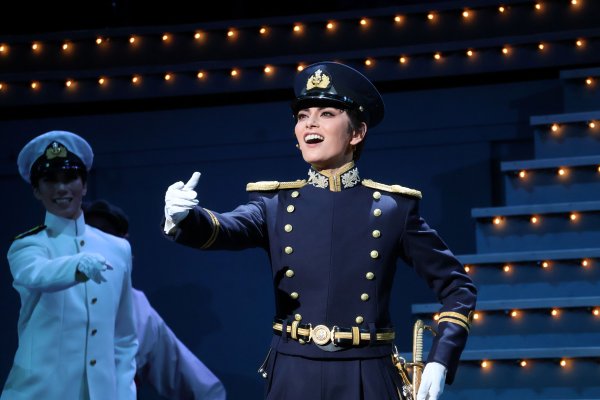 白軍服姿の朝美絢「問題ありません」にキュン続出、宝塚歌劇団雪組公演『波うららかに、めおと日和』大阪で開幕　 | SPICE - エンタメ特化型情報メディア スパイス