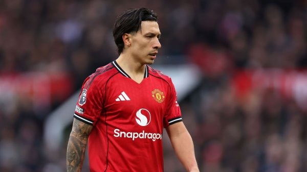 マイケル・キャリックは、マンチェスター・ユナイテッドの監督がマタイス・デ・リフトの状況を報告する中、リーズ戦へのリサンドロ・マルティネスの無理な復帰はさせないと明言した。 | Goal.com 日本