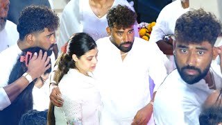 Mohammed Siraj Consoles Zanai Bhosle At Asha Bhosle Antim Darshan 
