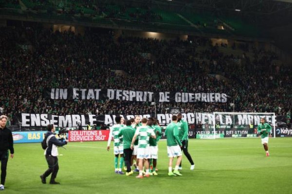 Sous pression au classement et menacés d'une dissolution de leurs ultras, les Verts espèrent encore la montée en Ligue 1
