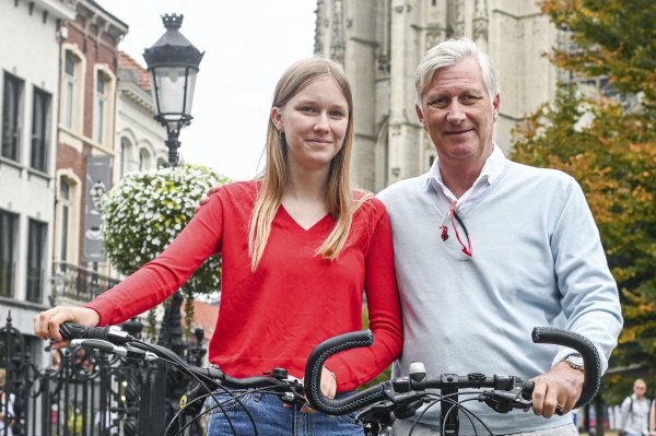 Philippe de Belgique papa poule : pour ses 66 ans il reproduit une adorable photo avec sa benjamine, Éléonore