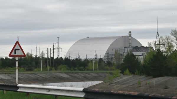 "Ce serait catastrophique": Greenpeace alerte sur un risque de rejets radioactifs en cas d'effondrement de l'enceinte de confinement de Tchernobyl