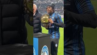Ademola Lookman presenting his African Player of the Year Award to Atalanta #cafawards2024 #lookman