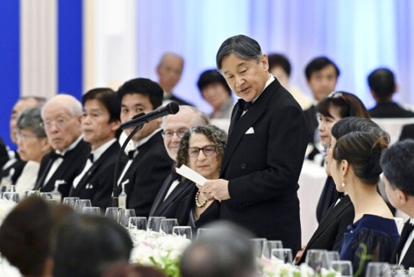 乾杯のあいさつをされる天皇陛下：時事ドットコム