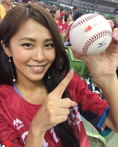 .
.
今日はファールボールに恵まれた日。
一度目は顔面守るために失敗したものの
二度目は無事キャッチ⚾️.
日ハ...